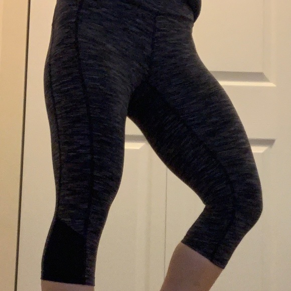 Lucy workout capris. Size small - Picture 4 of 4